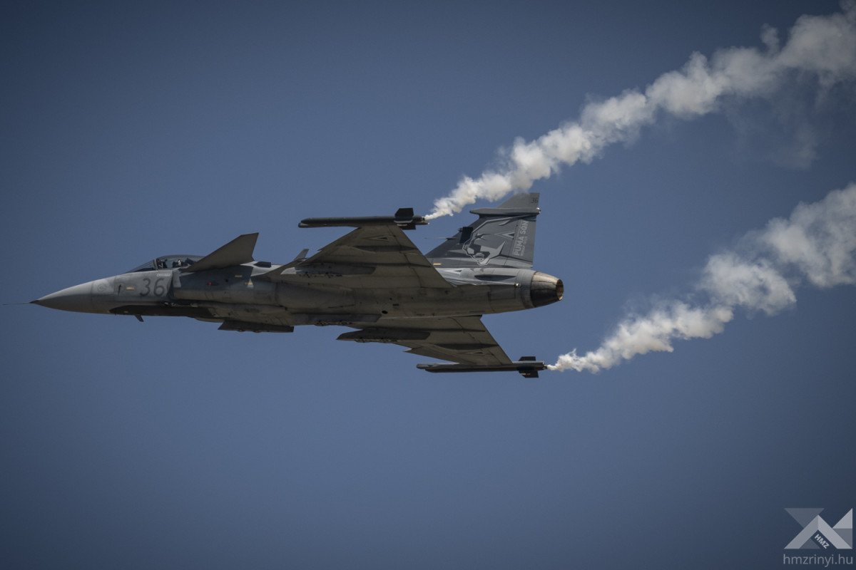 Lezuhant egy Gripen Szolnoknál (Frissítve)