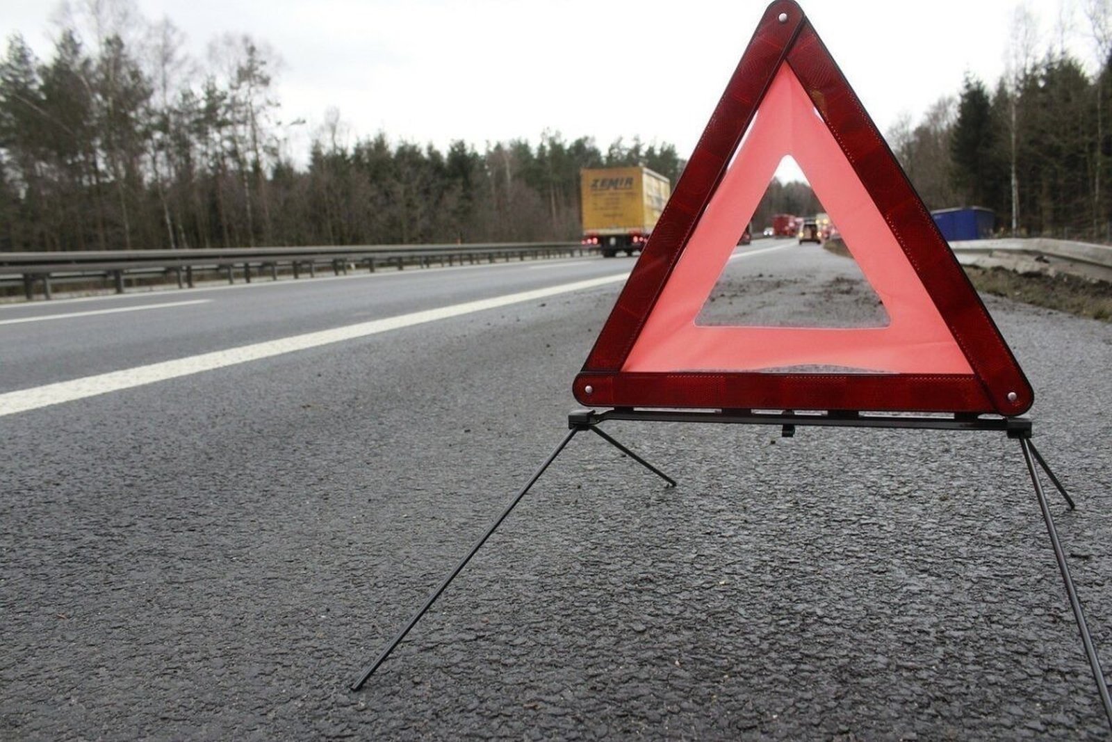 Szalagkorlátnak ütközött egy autó a 83-as főúton