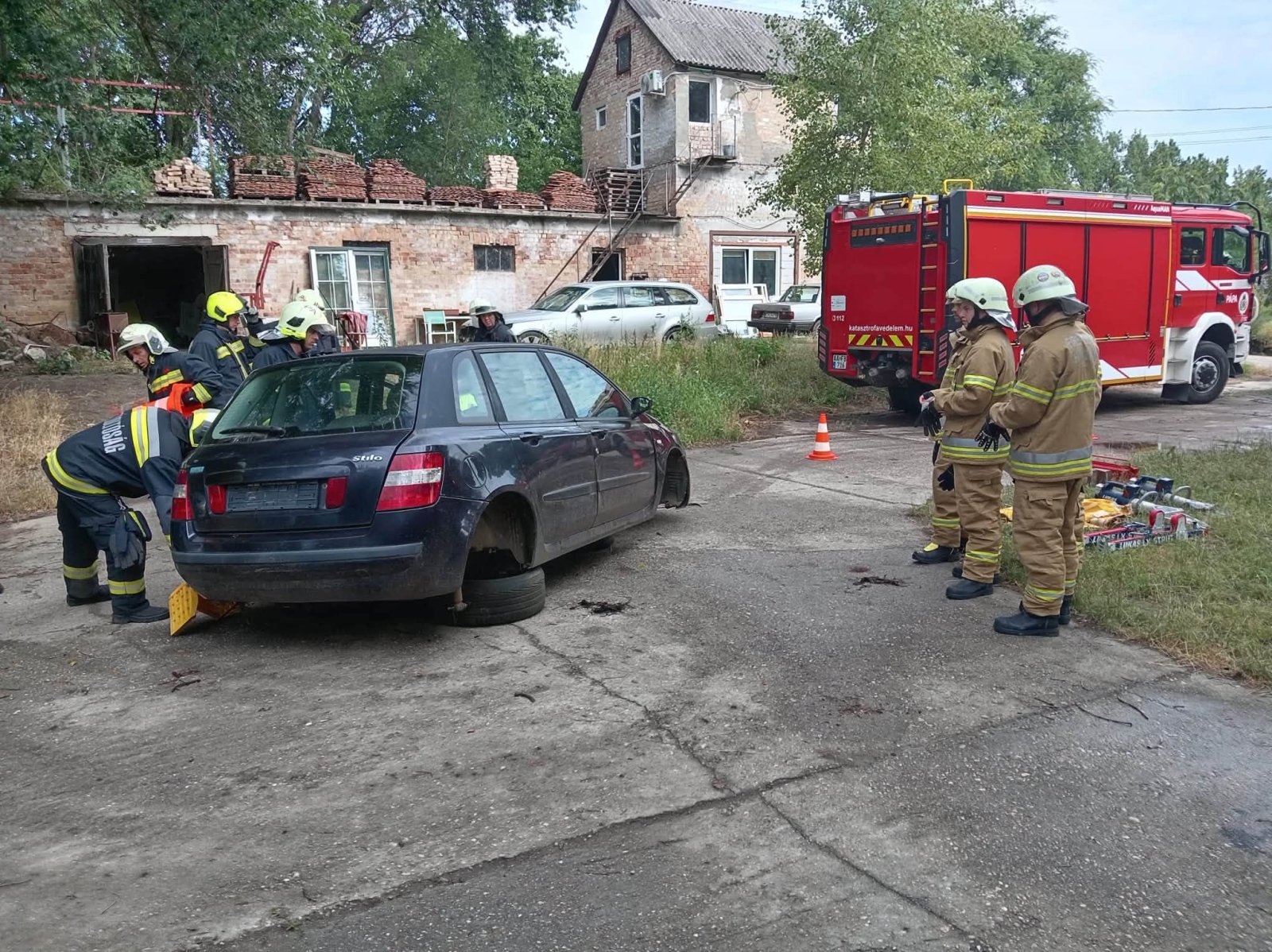 Autóroncsok között gyakoroltak a tűzoltók
