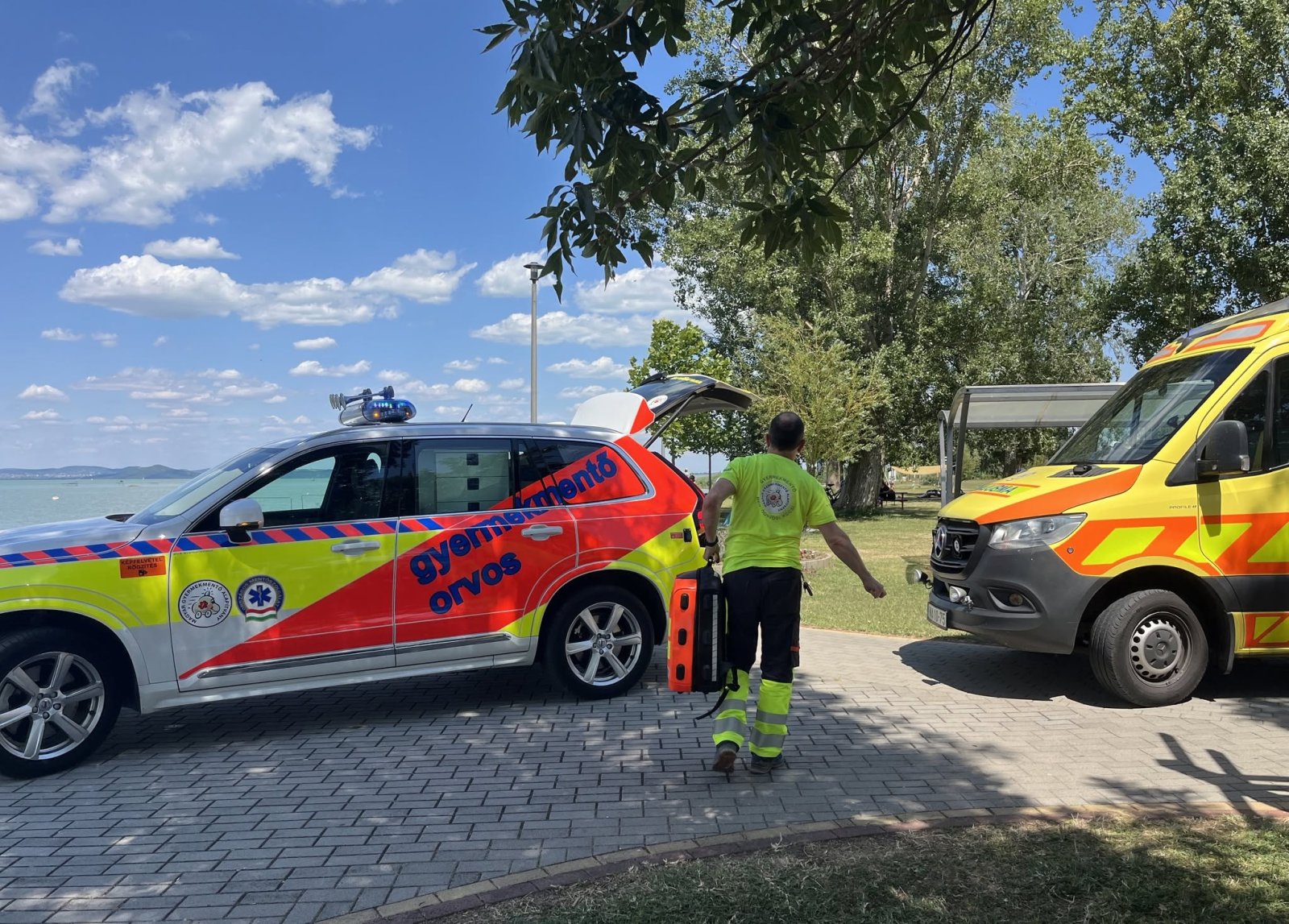 Vízbe ugrás, SUP, kagylók  ezekre a veszélyekre figyelmeztetnek a gyermekmentők